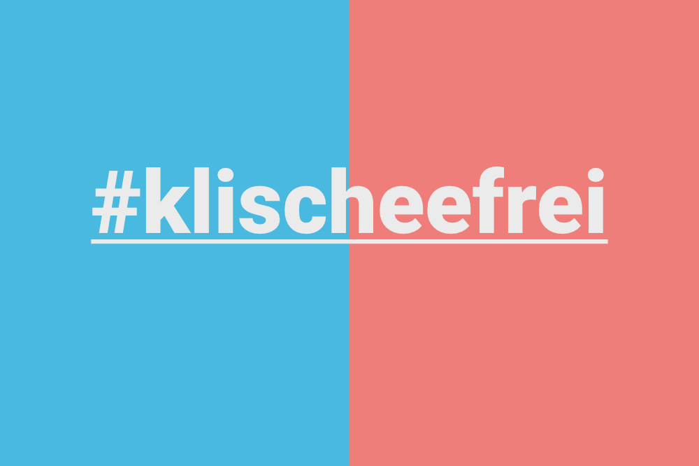 Schriftzug „#klischeefrei“ vor einem zweigeteilten blauen und rosafarbenen Hintergrund.
