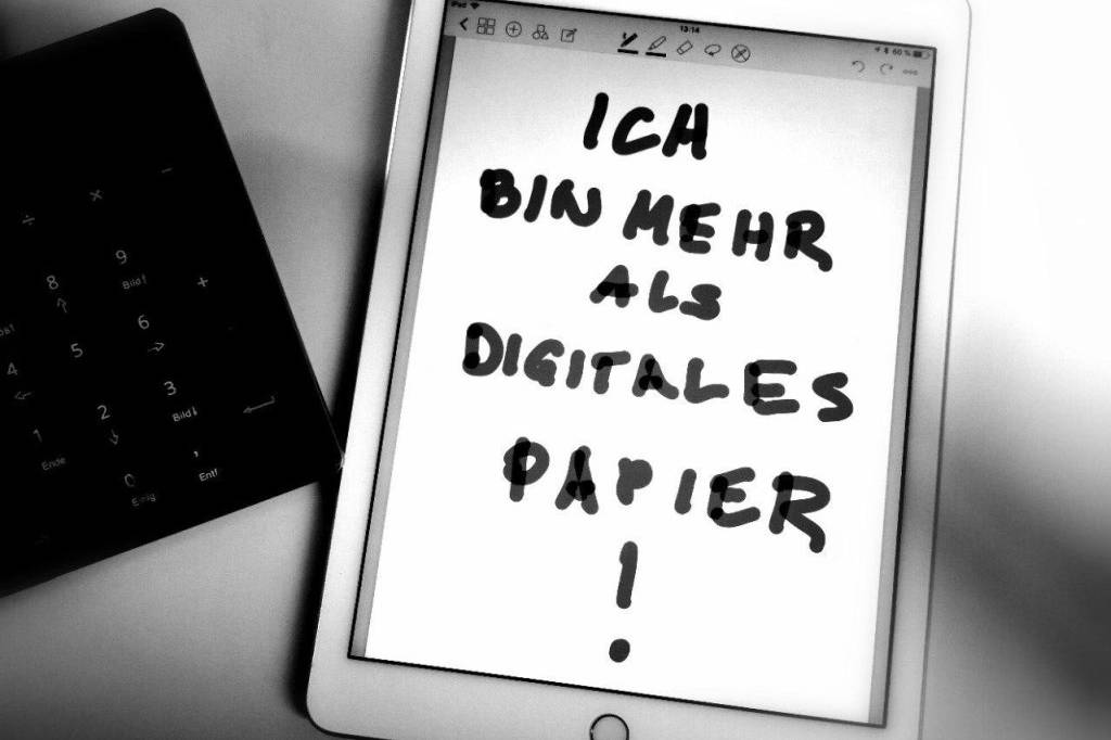 Tablet mit dem handschriftlichen Satz „Ich bin mehr als digitales Papier!“.