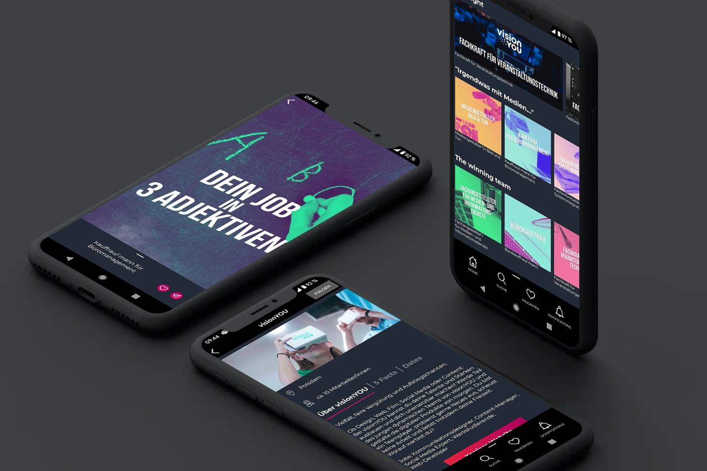 Drei Smartphones mit Ansichten der svipe App zur Berufsorientierung.