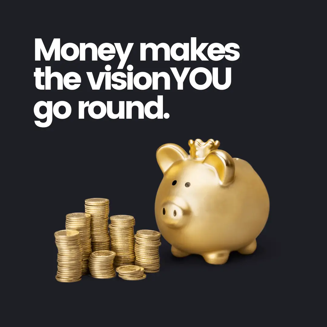 Goldenes Sparschwein mit Münzstapeln und dem Schriftzug „Money makes the visionYOU go round“.