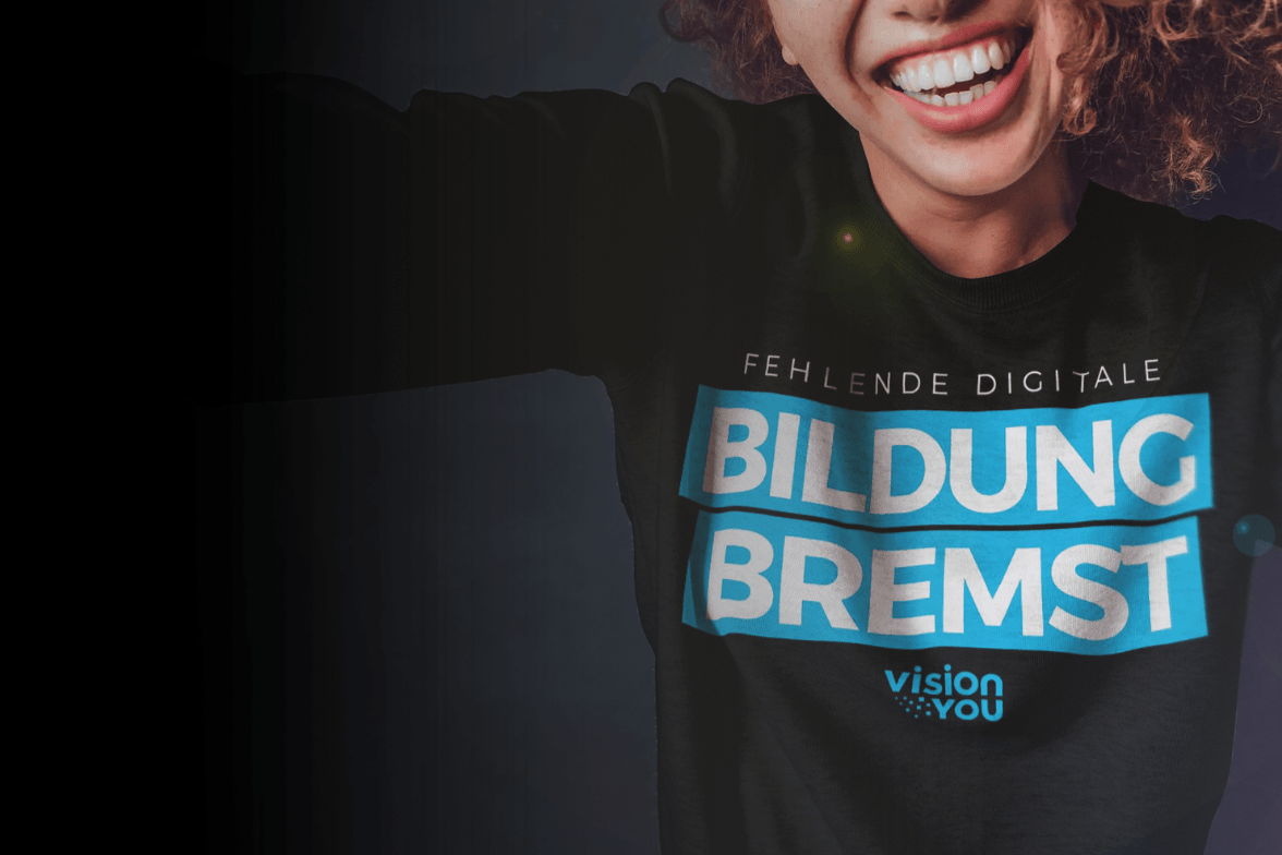 Lächelnde Person mit einem Shirt mit der Aufschrift „Fehlende digitale Bildung bremst“.
