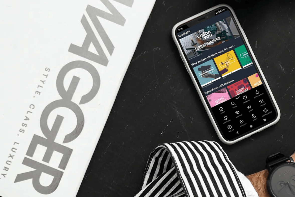 Smartphone-Mockup mit geöffneter svipe App uf einem Tisch neben einer Zeitschrift und einem Arm mit Armbanduhr.
