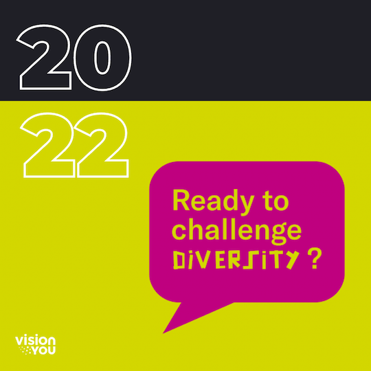 Grafik mit dem Schriftzug „Ready to challenge Diversity?“ in einer pinkfarbenen Sprechblase auf hellgrünem Untergrund.