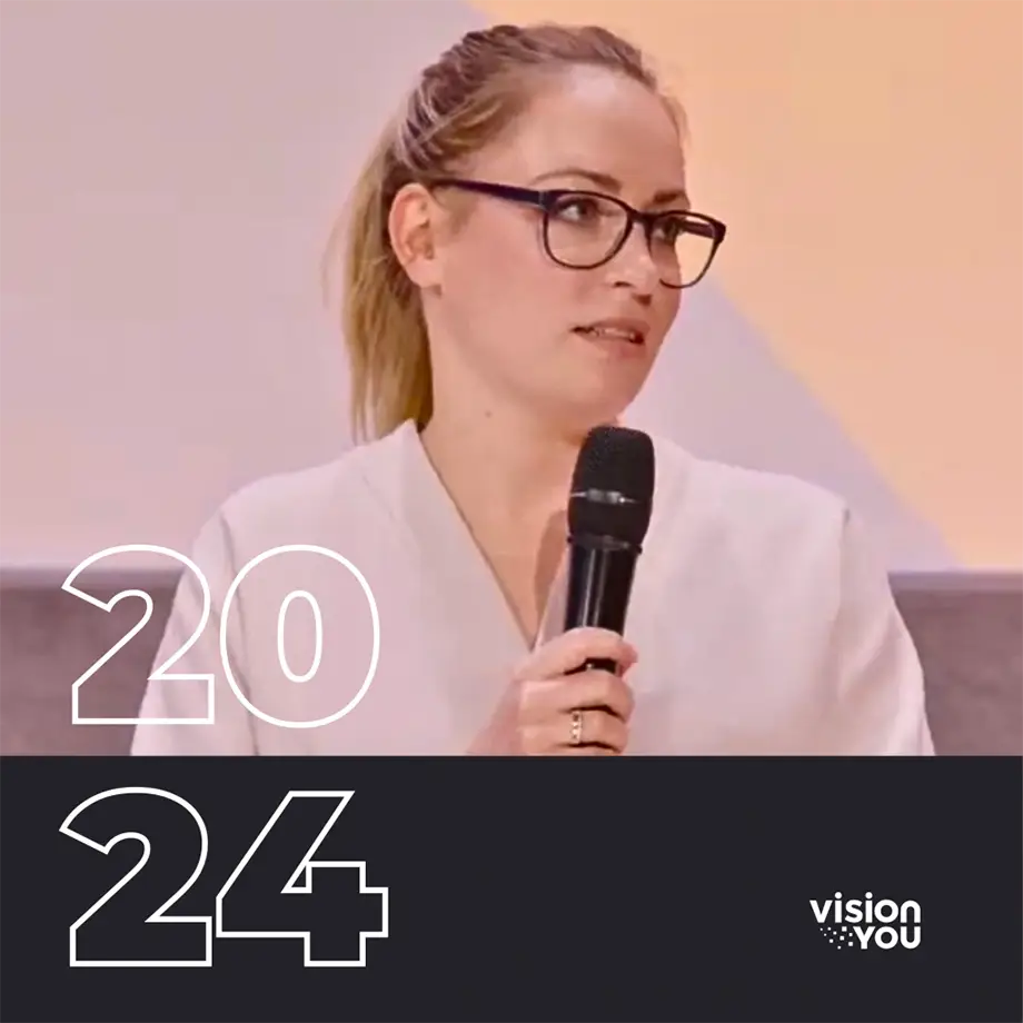 Geschäftsführerin Madeleine Wolf mit Mikrofon bei einer Veranstaltung zu digitaler Bildung.