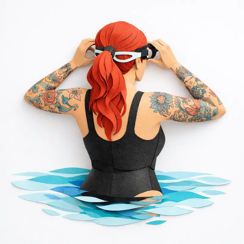 Illustration einer tätowierten Schwimmerin mit Schwimmbrille im Wasser.