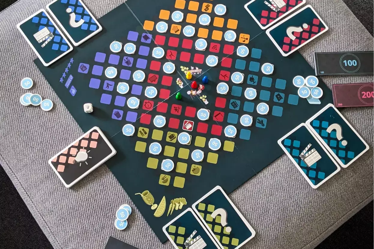 Aufgebautes Brettspiel „Vision Mensa“ mit Spielplan, Karten, Spielfiguren, Spielgeld und Wertungsblock.