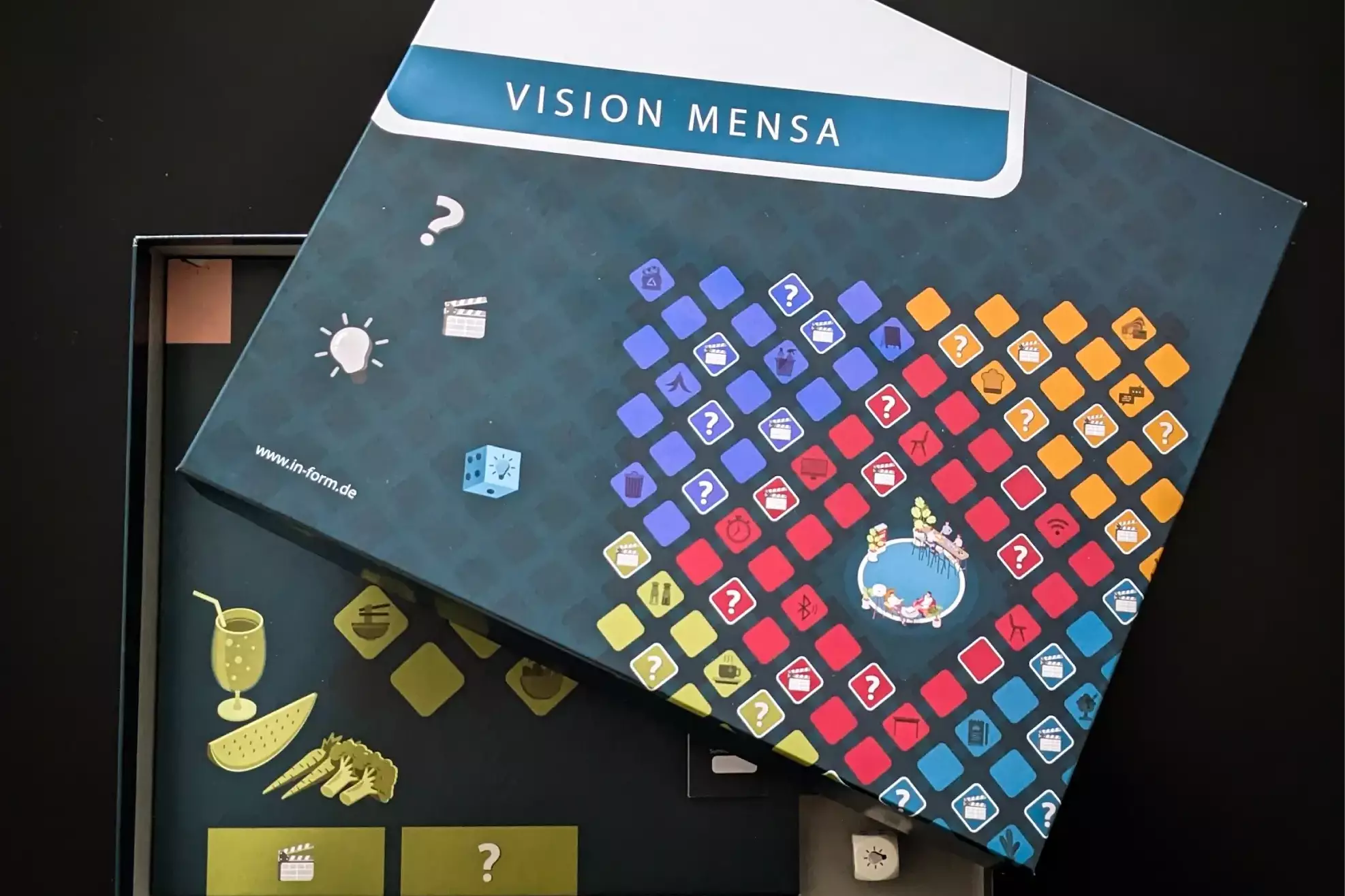 Geöffnete Spielbox des Brettspiels „Vision Mensa“ mit Spielplan und Würfel.