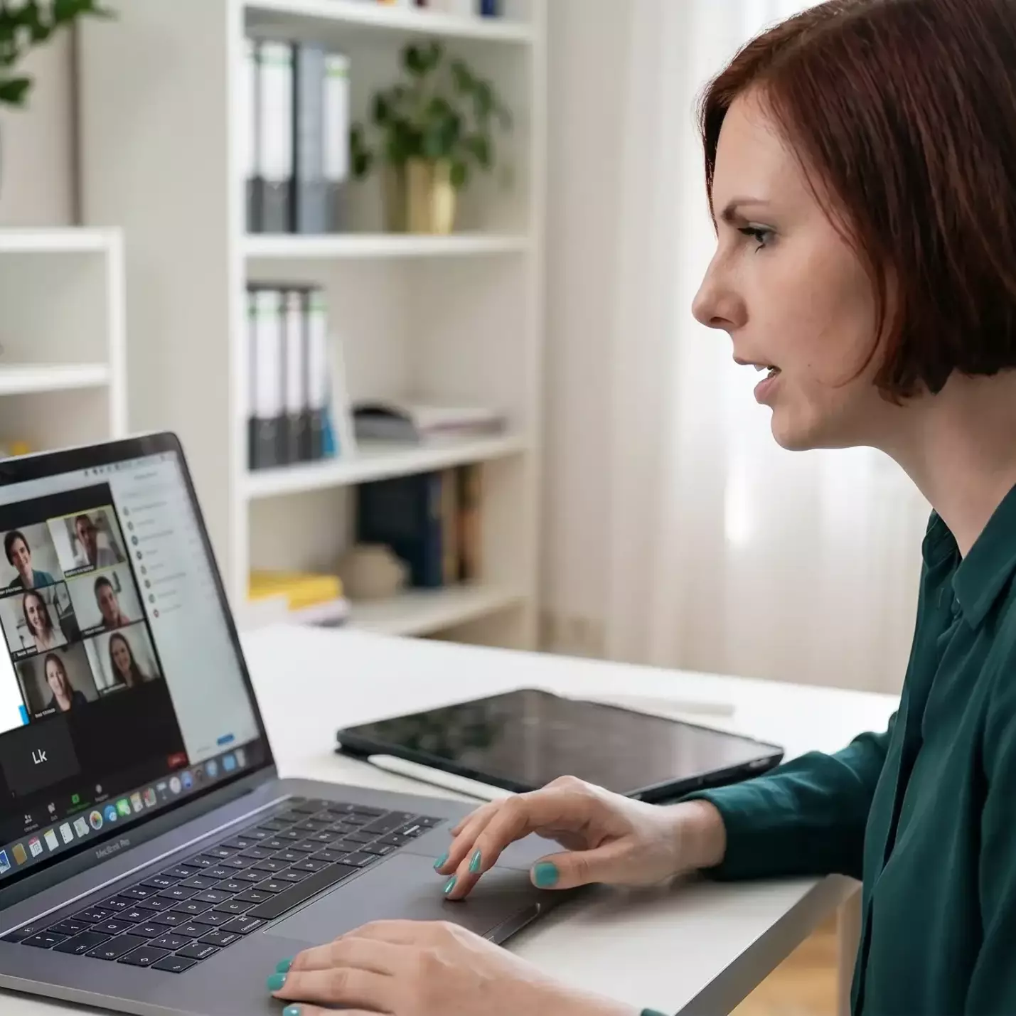 Mitarbeiterin berät im Onlinemeeting KI