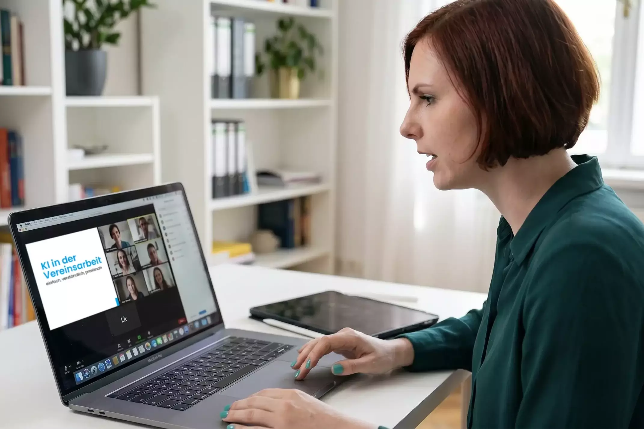 Mitarbeiterin berät im Onlinemeeting KI