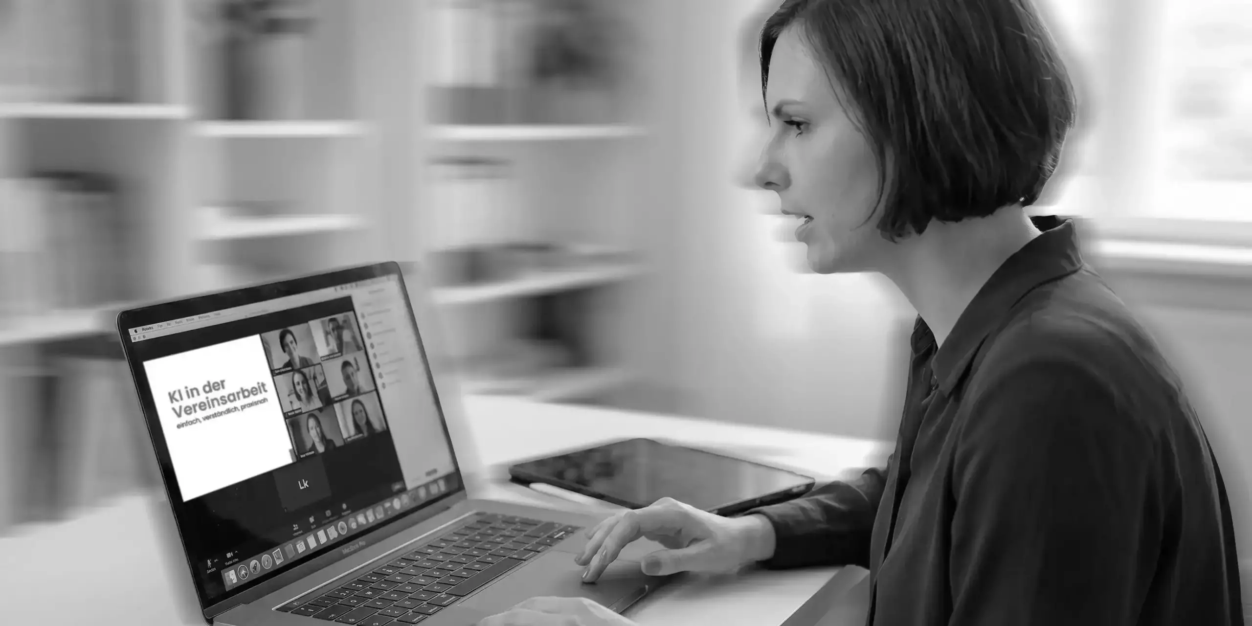 Mitarbeiterin berät im Onlinemeeting KI